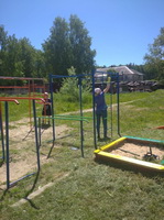 В рамках субботника по благоустройству территорий работниками администрации Крутоярского сельского поселения были окрашены детские игровые площадки